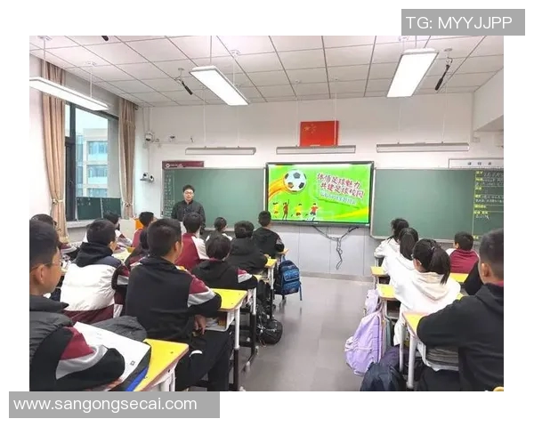 当足球明星化身校园老师带领学生追逐梦想的热血故事