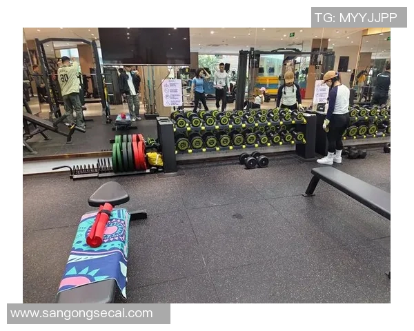 一周宿舍哑铃训练计划助你塑造完美身材与增强力量